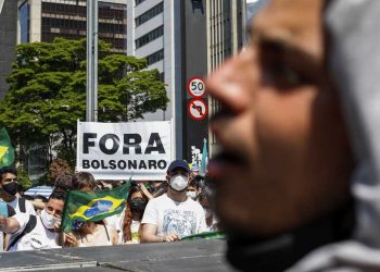 CIENTOS PROTESTAN CONTRA BOLSONARO