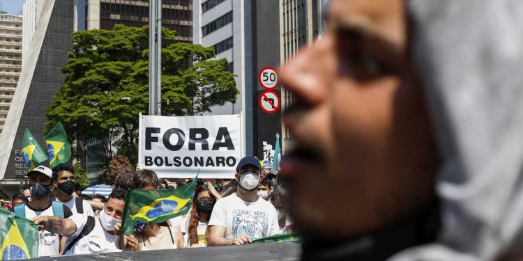 CIENTOS PROTESTAN CONTRA BOLSONARO