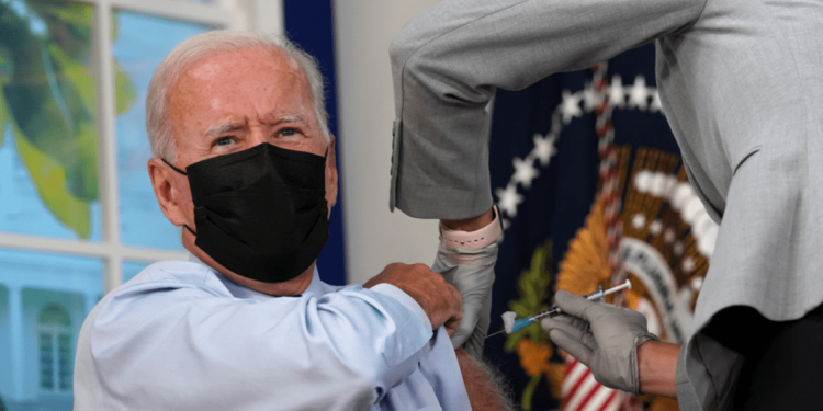 BIDEN RECIBE TERCERA DOSIS DE VACUNA ANTI COVID