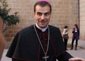 OBISPO RENUNCIA AL CARGO TRAS ENAMORARSE DE UNA ESCRITORA DE LIBROS ERÓTICOS