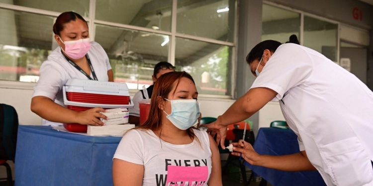 CULMINA APLICACIÓN DE PRIMERA DOSIS ANTICOVID A GRUPO DE 18 A 29 AÑOS EN ÁREA URBANA DE CENTRO