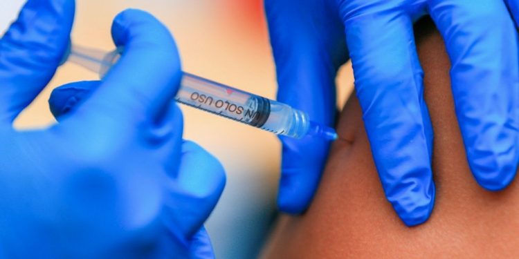 VACUNAN CONTRA COVID-19 A DIECIOCHO NIÑOS DE OAXACA