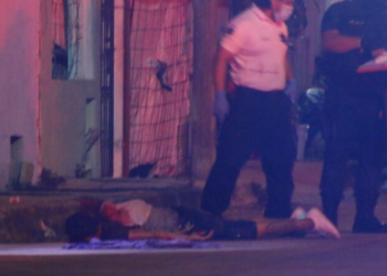 DESDE UNA MOTO, BALEAN A TRES JÓVENES EN INMEDIACIONES DE LA CÁRCEL DE CANCÚN