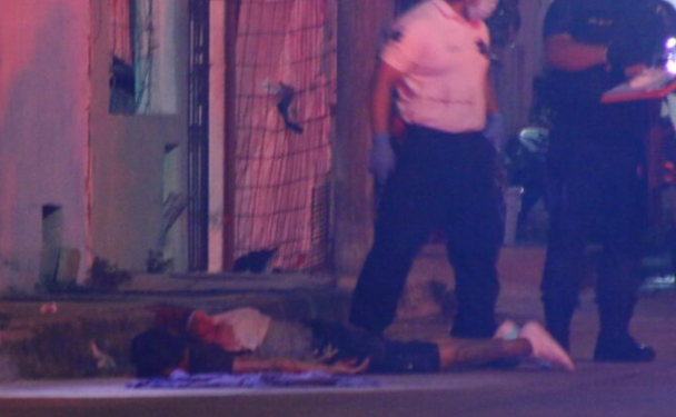 DESDE UNA MOTO, BALEAN A TRES JÓVENES EN INMEDIACIONES DE LA CÁRCEL DE CANCÚN