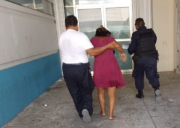 POLICÍAS AUXILIAN A MUJER EN LABOR DE PARTO PARA LLEGAR A TIEMPO AL HOSPITAL GENERAL DE CANCÚN