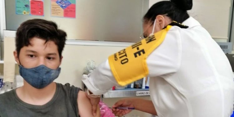 TRAS AMPAROS, VACUNAN A LOS PRIMEROS MENORES DE EDAD EN MÉRIDA