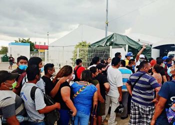 LA GENTE REZAGADA SE INDIGNA PORQUE NO HUBO VACUNAS PARA TODOS Y ARMAN DESMANE EN EL HOSPITAL GENERAL