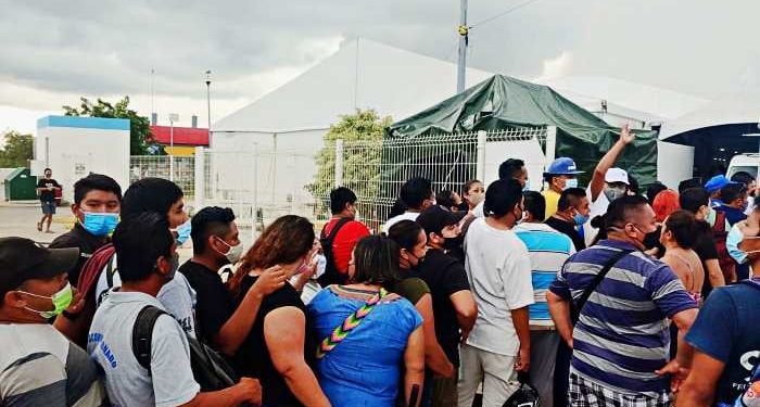 LA GENTE REZAGADA SE INDIGNA PORQUE NO HUBO VACUNAS PARA TODOS Y ARMAN DESMANE EN EL HOSPITAL GENERAL