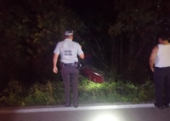 SE DUERME AL VOLANTE Y VUELCA EN TRAMO CARRETERO DE FELIPE CARRILLO PUERTO