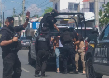 DETIENEN A NUEVE SUJETOS CON MALETA LLENA DE DROGA, TRAS CATEO EN PLAYA DEL CARMEN