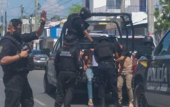 DETIENEN A NUEVE SUJETOS CON MALETA LLENA DE DROGA, TRAS CATEO EN PLAYA DEL CARMEN