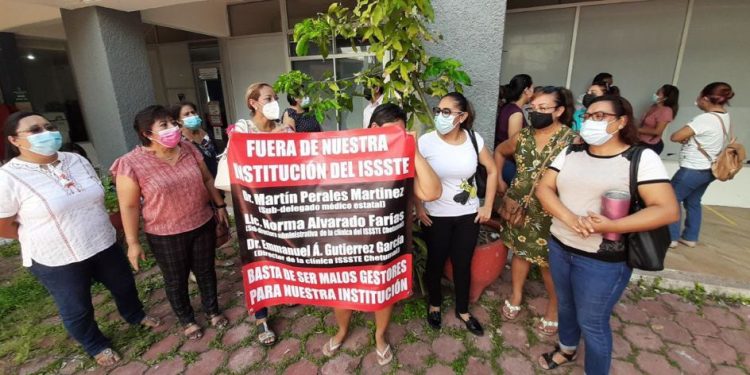 TRABAJADORES DEL ISSSTE SE MANIFIESTAN POR FALTA DE INSUMOS