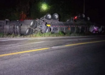 VUELCA PIPA CARGADA CON GASOLINA EN CARRETERA DE JOSÉ MARÍA MORELOS