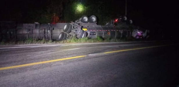 VUELCA PIPA CARGADA CON GASOLINA EN CARRETERA DE JOSÉ MARÍA MORELOS