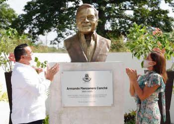 NOMBRAN CALLE DE MÉRIDA EN HONOR DE ARMANDO MANZANERO Y DEVELAN BUSTO