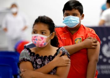 LOS ASESORES DE VACUNAS DE LA FDA RECOMIENDAN LA VACUNA COVID-19 DE PFIZER PARA NIÑOS DE 5 A 11 AÑOS