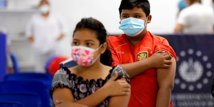 LOS ASESORES DE VACUNAS DE LA FDA RECOMIENDAN LA VACUNA COVID-19 DE PFIZER PARA NIÑOS DE 5 A 11 AÑOS