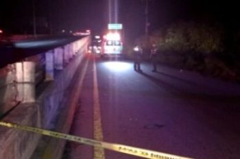 MUERE MOTOCICLISTA EN EL PUENTE DE PUERTO AVENTURAS; RESPONSABLE HUYE