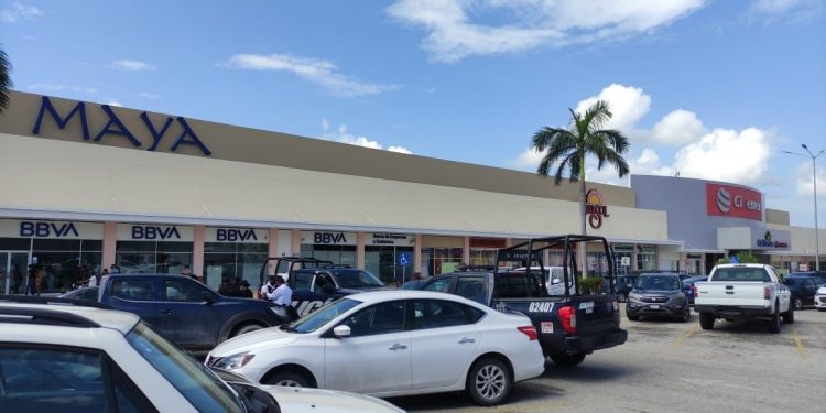 DETIENEN A DOS SUJETOS QUE ASALTARON A CONTRATISTA EN CENTRO MAYA, EN PLAYA DEL CARMEN