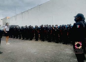 DIRECTORA DE LA POLICÍA MUNICIPAL CAUSA IMPACTO AL ASISTIR A PASE DE LISTA, EN TENIS Y FALDA