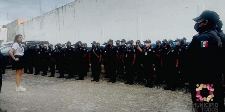 DIRECTORA DE LA POLICÍA MUNICIPAL CAUSA IMPACTO AL ASISTIR A PASE DE LISTA, EN TENIS Y FALDA