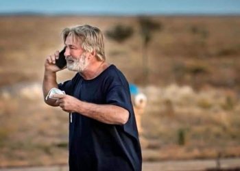 ALEC BALDWIN ASESINA A LA DIRECTORA DE FOTOGRAFÍA Y HIERE A SU DIRECTOR JOEL SOUZA SIN QUERER QUERIENDO