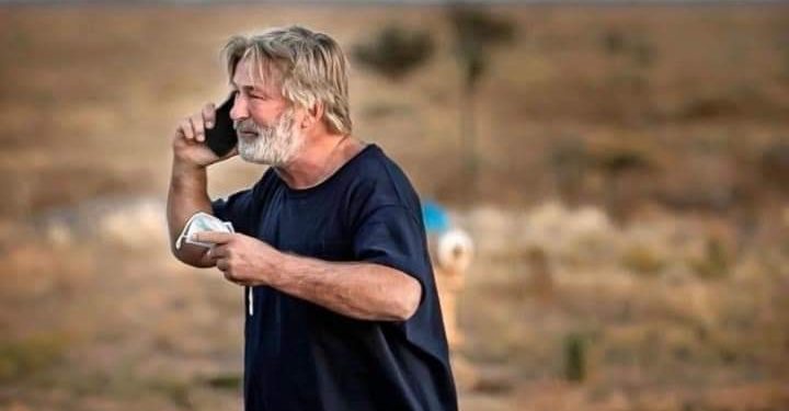 ALEC BALDWIN ASESINA A LA DIRECTORA DE FOTOGRAFÍA Y HIERE A SU DIRECTOR JOEL SOUZA SIN QUERER QUERIENDO