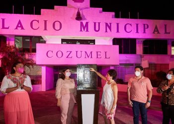 LA PRESIDENTA MUNICIPAL JUANITA ALONSO, ENCIENDE LUCES DE OCTUBRE ROSA