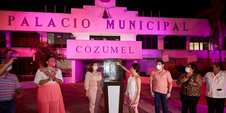 LA PRESIDENTA MUNICIPAL JUANITA ALONSO, ENCIENDE LUCES DE OCTUBRE ROSA