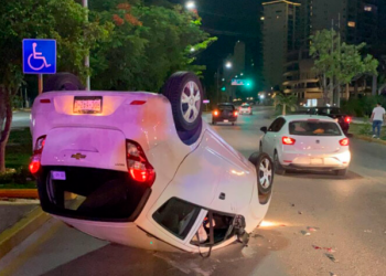 VUELCA VEHÍCULO TRAS CHOQUE EN CANCÚN