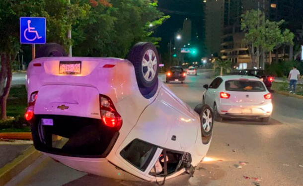 VUELCA VEHÍCULO TRAS CHOQUE EN CANCÚN