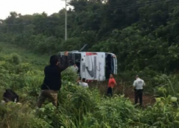 AUTOBÚS SE SALE DE LA VÍA EN FELIPE CARRILLO PUERTO CON SALDO PRELIMINAR DE TRES MUERTOS Y VARIOS HERIDOS