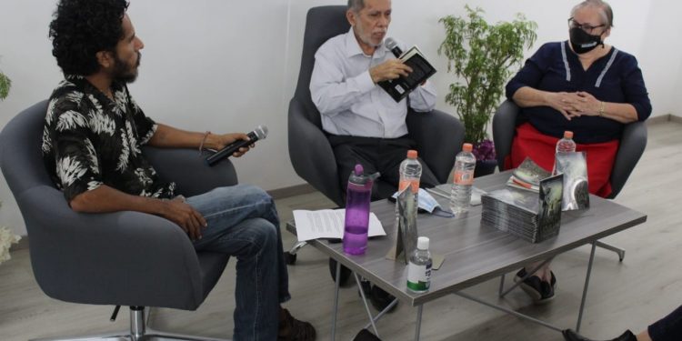 EL POEMARIO DE RAMÓN IVÁN SUÁREZ “PANTEÓN FAMILIAR” FUE PRESENTADO EN LA BIBLIOTECA “JAVIER ROJO GÓMEZ”