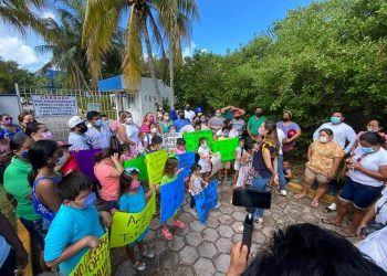 PROTESTAN ISLEÑOS CONTRA EL CIERRE DE LA TORTUGRANJA