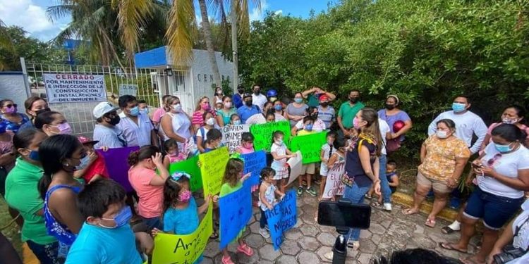 PROTESTAN ISLEÑOS CONTRA EL CIERRE DE LA TORTUGRANJA