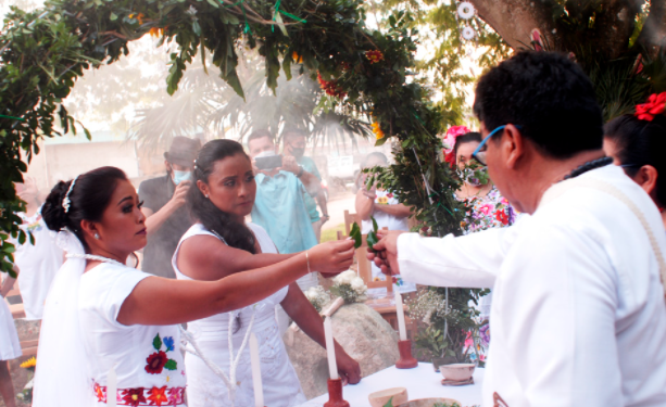 ASÍ FUE EL PRIMER ‘ENLACE IGUALITARIO’ EN LÁZARO CÁRDENAS CON CEREMONIA MAYA Y AVAL DEL REGISTRO CIVIL