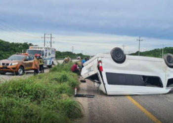 VUELCA VAN EN LA CARRETERA PLAYA DEL CARMEN-TULUM