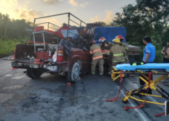 DOS HOMBRES TERMINAN ‘PRENSADOS’ EN CHOQUE POR ALCANCE ENTRE UNA CAMIONETA Y UN TRÁILER EN TULUM