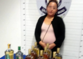 DETIENEN A MUJER QUE PRETENDÍA ROBAR BOTELLAS DE LICOR DE UNA TIENDA EN CANCÚN
