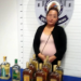 DETIENEN A MUJER QUE PRETENDÍA ROBAR BOTELLAS DE LICOR DE UNA TIENDA EN CANCÚN