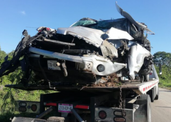 VUELCA CAMIONETA EN TRAMO CARRETERO DE LÁZARO CÁRDENAS; HAY DOS JÓVENES HOSPITALIZADOS