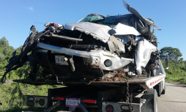 VUELCA CAMIONETA EN TRAMO CARRETERO DE LÁZARO CÁRDENAS; HAY DOS JÓVENES HOSPITALIZADOS
