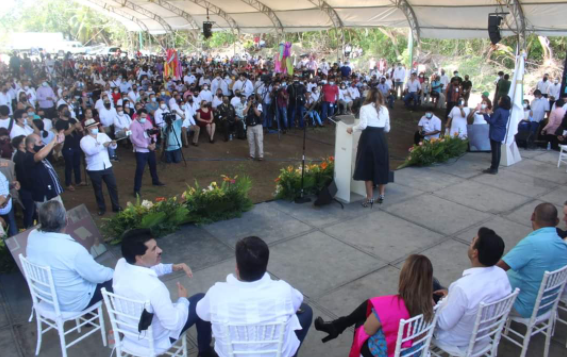 MORENA CON TODA LA CARNE AL ASADOR