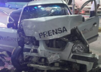 SE ESTRELLA CONDUCTOR REPARTIDOR DE UN PERIÓDICO LOCAL CONTRA UN AUTOBÚS Y TERMINA HOSPITALIZADO EN CANCÚN