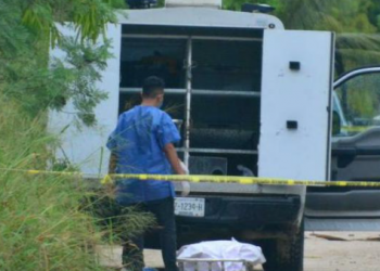 ENCUENTRAN CUERPO DE UN HOMBRE TIRADO EN CAMINO DE TERRACERÍA DE COLONIA PERIFÉRICA DE CANCÚN