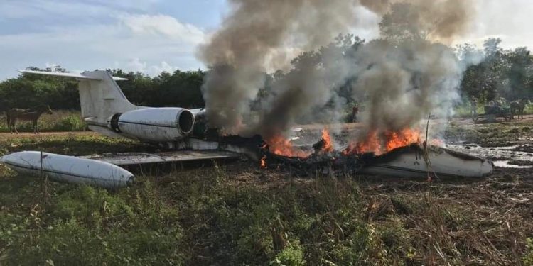 LOCALIZAN EN BELICE AVIÓN EN LLAMAS, HABÍAN DESCARGADO DROGA