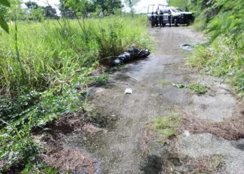 HALLAN CUERPO EMBOLSADO JUNTO A CARRETERA EN BACALAR