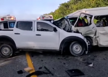 MUEREN CINCO PERSONAS EN CHOQUE CARRETERO DE COMBI DE CHEDRAUI CONTRA CAMIONETA, EN FELIPE CARRILLO PUERTO