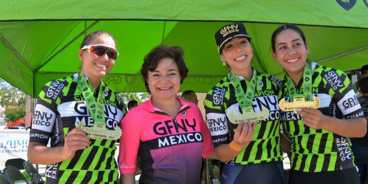 JUANITA ALONSO ENCABEZA PREMIACIÓN A GANADORES DEL GFNY COZUMEL 2021