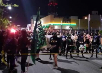 Feministas en Cancún exigen justicia en el día internacional naranja